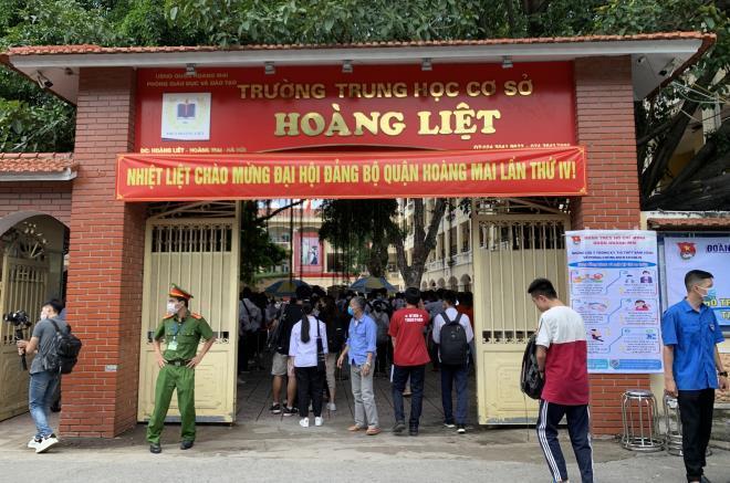  
Theo yêu cầu từ UBND phường Hoàng Liệt, các hộ dân quanh điểm thi sẽ đóng cửa, hạn chế tụ tập. (Ảnh: VTC News)
