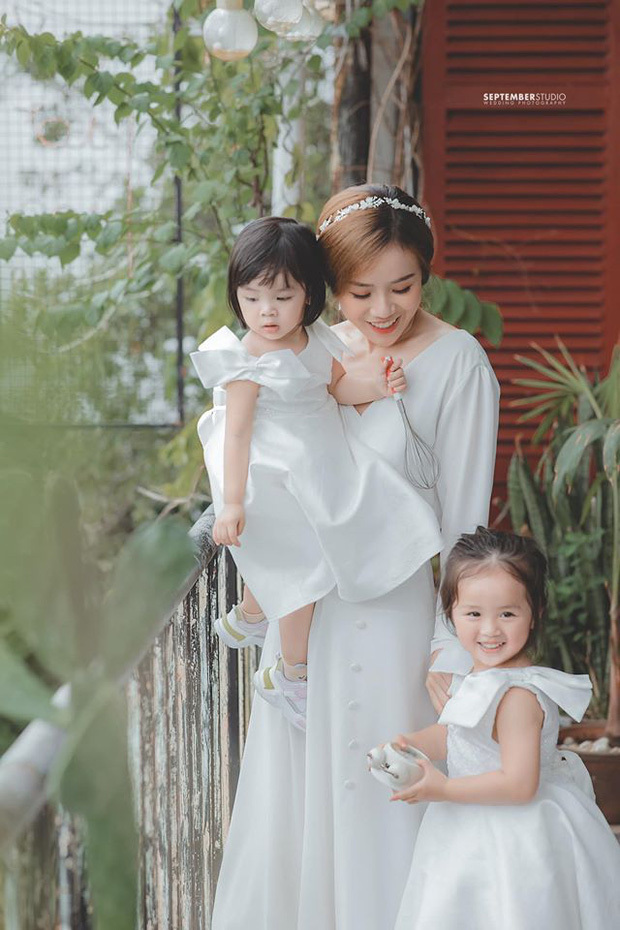  
Vợ cũ Hoài Lâm khoe nhan sắc mới trong loạt ảnh chụp bên con gái. (Ảnh: Chụp màn hình)