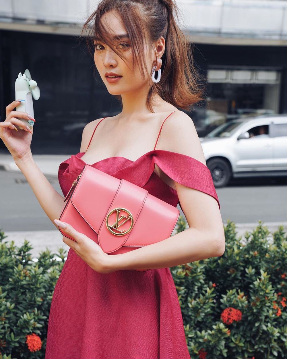  
Ninh Dương Lan Ngọc "bánh bèo" hơn hẳn với mẫu váy hồng đỏ, túi xách hiệu đi cùng tạo điểm nhấn cho outfit của diễn viên. (Ảnh: FBNV)