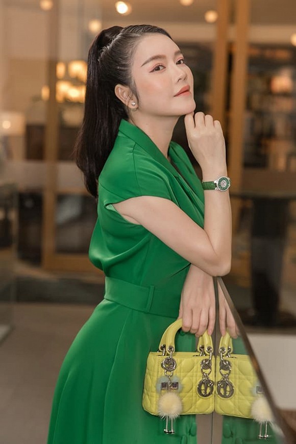  
Outfit đắt đỏ nhất tuần qua chắc chắn thuộc về Lý Nhã Kỳ, cô nàng diện bộ cánh xanh, đeo đồng hồ và túi xách đồng điệu. (Ảnh: FBNV)