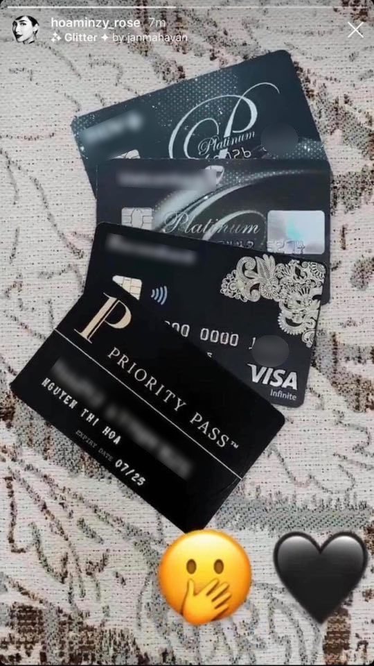 
Những chiếc thẻ đẳng cấp chỉ dành cho hội siêu giàu mà Hòa Minzy sở hữu. (Ảnh: Chụp màn hình)