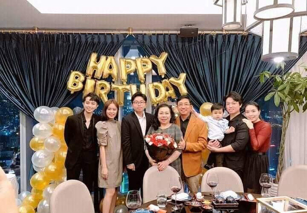  
Hoàng Thùy Linh còn được mời trong buổi tiệc sinh nhật thân mật của mẹ Gil Lê. (Ảnh: FBNV)