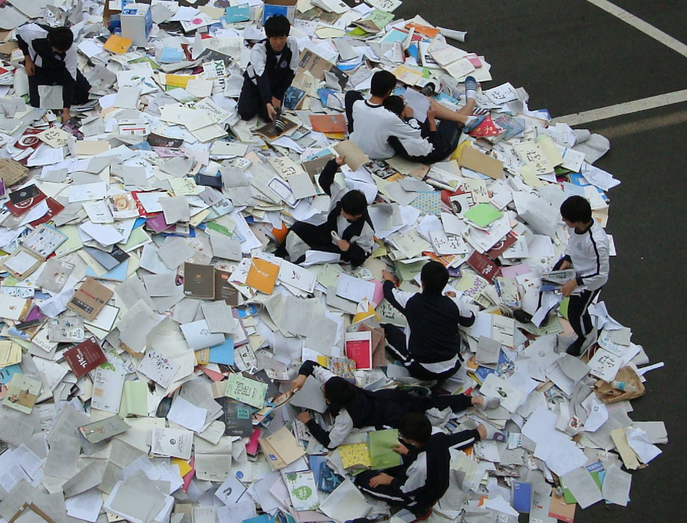  
Tại Hàn Quốc, việc vứt sách vở sau kì thì đã dần trở thành việc làm quen thuộc. Ảnh: FN News