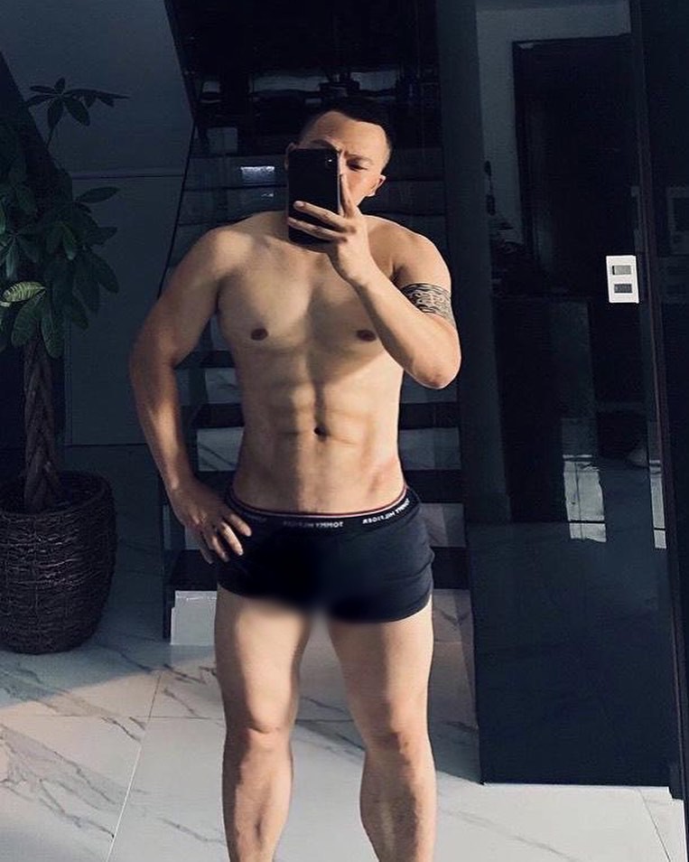  
Vũ Khắc Tiệp diện độc chiếc quần underwear, chọn chụp ảnh qua gương khoe body. (Ảnh: Instagram nhân vật)