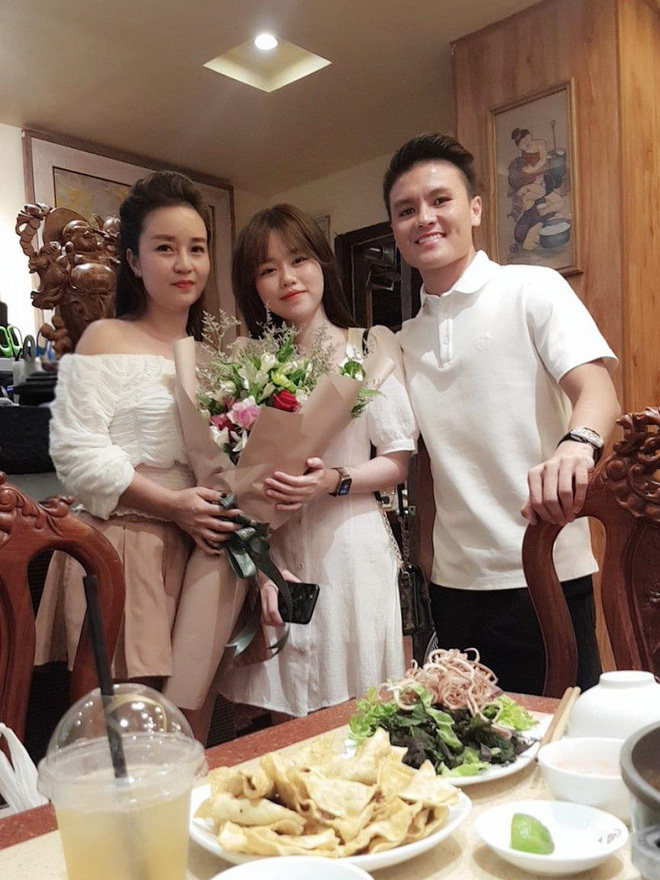  
Cặp đôi tay trong tay dự sinh nhật mẹ nuôi của Quang Hải (Ảnh: FBNV)