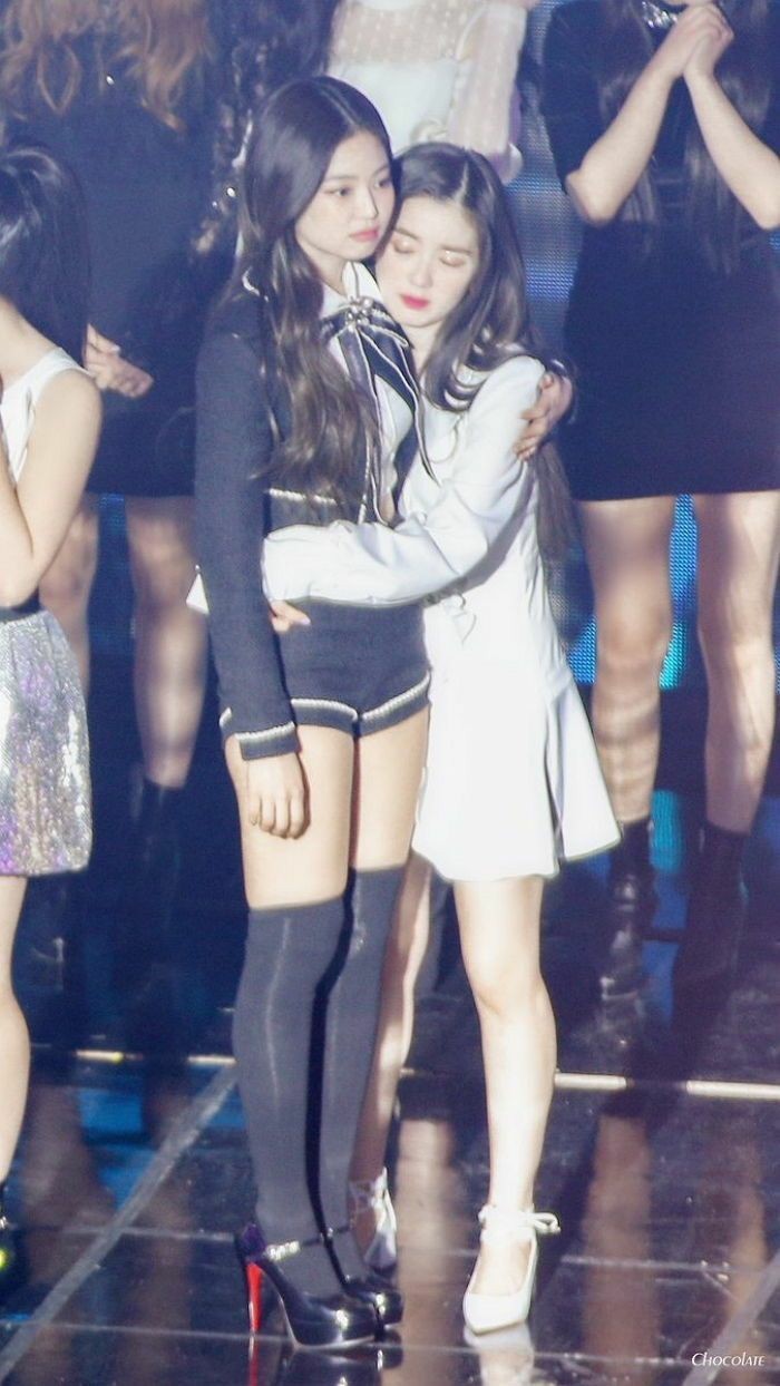  
Irene nhỏ bé trong vòng ôm của Jennie. Ảnh: Twitter