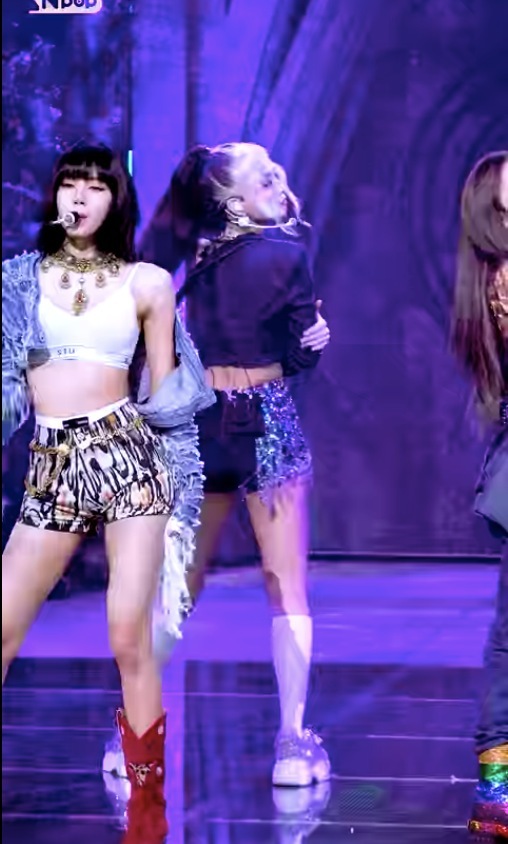  
3 thành viên còn lại nhảy khác Lisa (Ảnh: chụp màn hình).
