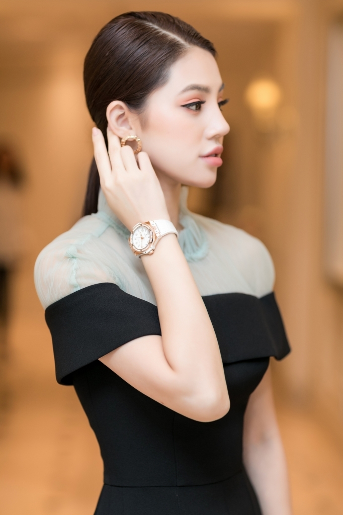  
Thiết kế Hublot màu trắng với viền đính kim cương của Jolie Nguyễn cũng lên đến 400 triệu đồng. (Ảnh: NVCC)
