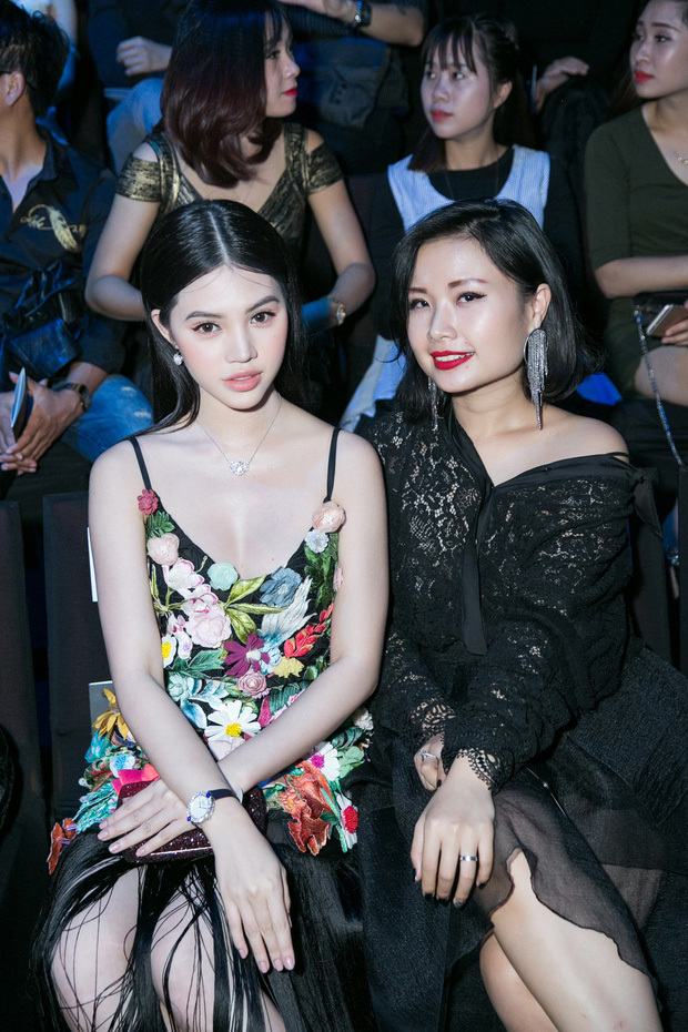  
Tại Tuần lễ thời trang Việt Nam Thu Đông 2017, chân dài đã gây ấn tượng với mẫu Chopard có giá 1.2 tỷ đồng (Ảnh: FBNV)