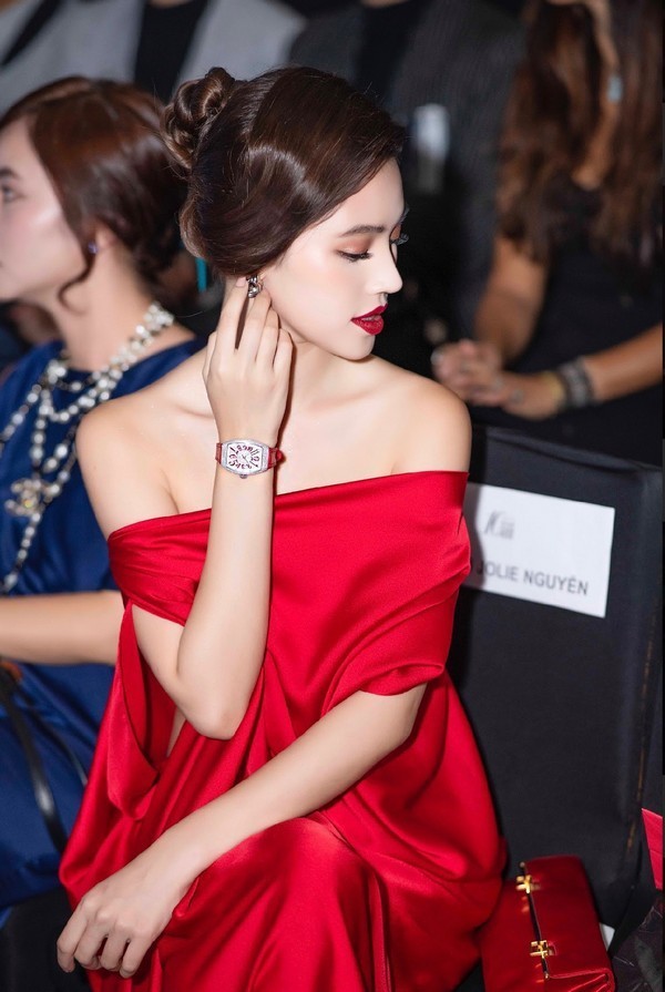  
Jolie Nguyễn diện "cả cây" đồ hiệu dự sự kiện tuần lễ thời trang Việt Nam. Riêng mẫu đồng hồ người đẹp diện đã có giá 800 triệu đồng. (Ảnh: NVCC)