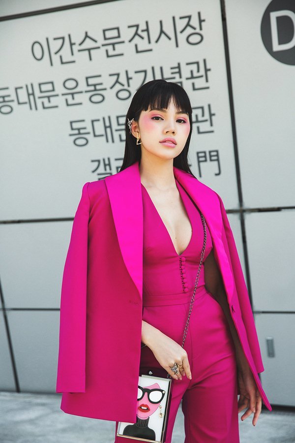  
Cô nàng mang hình ảnh trẻ trung, mới mẻ của mình đến Seoul Fashion Week, tại đây cô được báo chí quốc tế săn đón (Ảnh: FBNV)