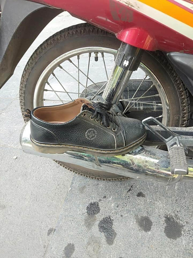  
Chiếc giày bị dính chặt lên pô xe máy khiến dân mạng "dở khóc dở cười". (Ảnh: KSC).