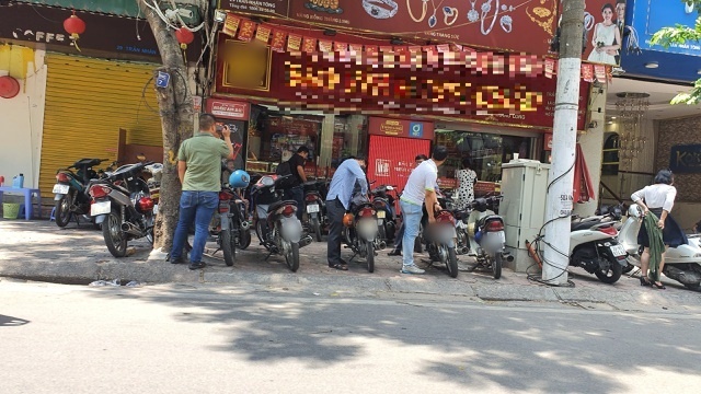  
Một cửa hàng trên phố Trần Nhân Tông đón tiếp hàng chục khách tới mua vàng trong sáng 22/7 (Ảnh: Dân Trí)