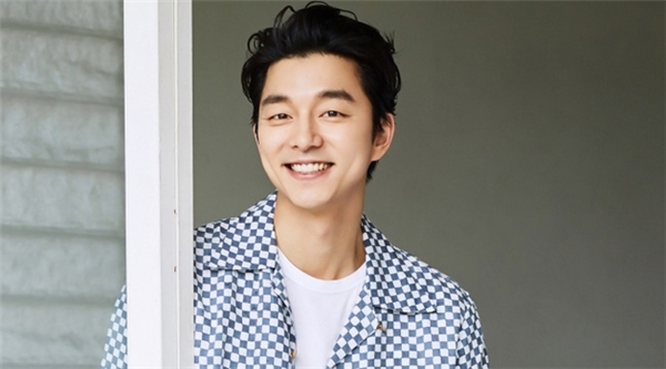  
Gong Yoo sở hữu khuôn mặt điển trai hào hoa cùng nụ cười đầy duyên dáng (Ảnh: Chụp màn hình)