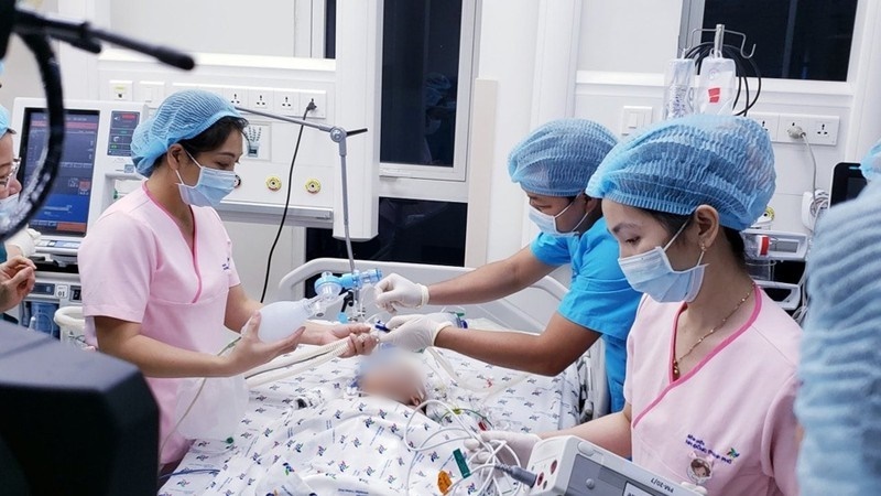  
Hai bé song sinh được đưa về phòng hồi sức sau ca phẫu thuật (Ảnh: Ngày nay)