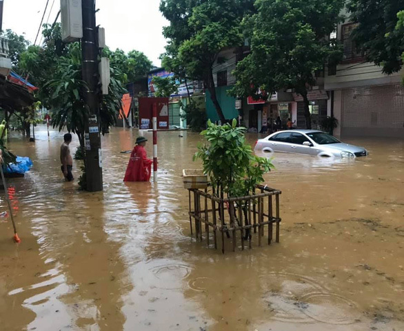  
Tuyến đường Hoàng Quốc Việt ở Lào Cai ngập úng sau cơn mưa lớn. (Ảnh: Tuổi Trẻ)