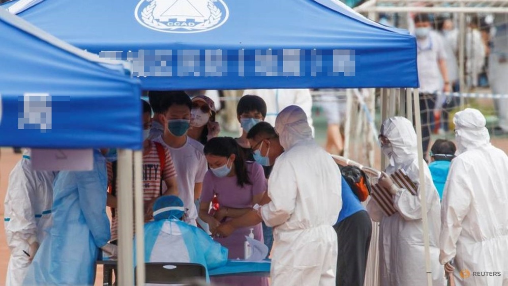 Người đã từng đến khu vực Chợ Tân Phát Địa, Bắc kinh, Trung Quốc đến xét nghiệm sau khi xuất hiện ca nhiễm mới. (Ảnh: Reuters)