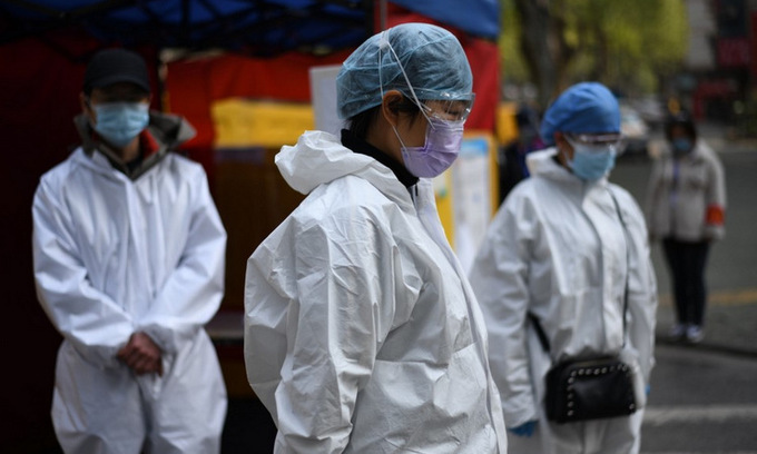  
Hình ảnh nhân viên y tế mặc niệm những người đã tử vong vì Covid-19 ở Trung Quốc vào tháng 4/2020. (Ảnh: AFP) 