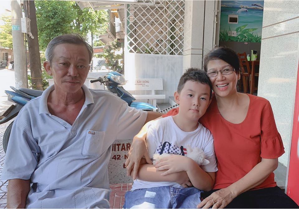 
"Tạm biệt ông bà nội! Có ngoại để thương, có nội để về là điều tuyệt vời và ấm áp nhất!", Lê Phương viết, chú thích cho bức hình chụp con trai trong vòng tay của ông bà. (Ảnh: FBNV) - Tin sao Viet - Tin tuc sao Viet - Scandal sao Viet - Tin tuc cua Sao - Tin cua Sao