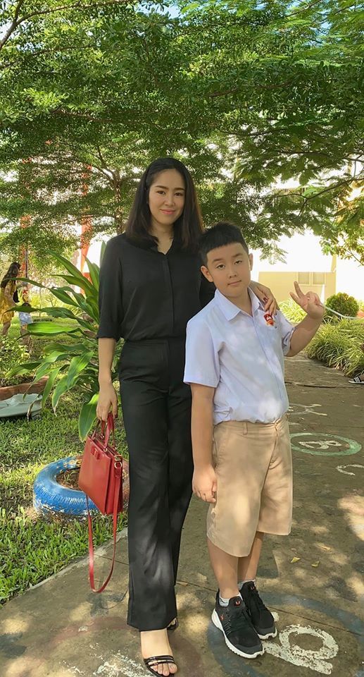  
Cô tự hào vì thành tích học tập của cậu con trai. (Ảnh: FBNV) - Tin sao Viet - Tin tuc sao Viet - Scandal sao Viet - Tin tuc cua Sao - Tin cua Sao