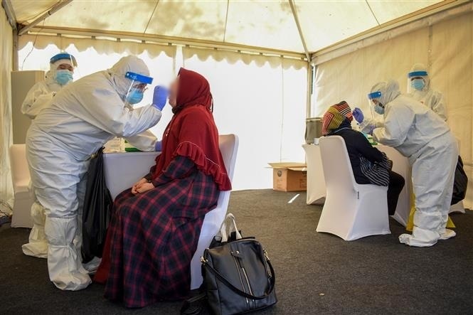  
Nhân viên y tế đang lấy mẫu xét nghiệm Covid-19 cho công dân Indonesia vào hôm 11/7. (Ảnh: Reuters)