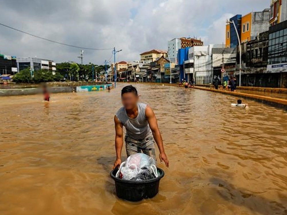  
Nước lũ và bùn tràn ngập khắp các tuyến đường ở một tỉnh thuộc Indonesia. (Ảnh: AFP)
