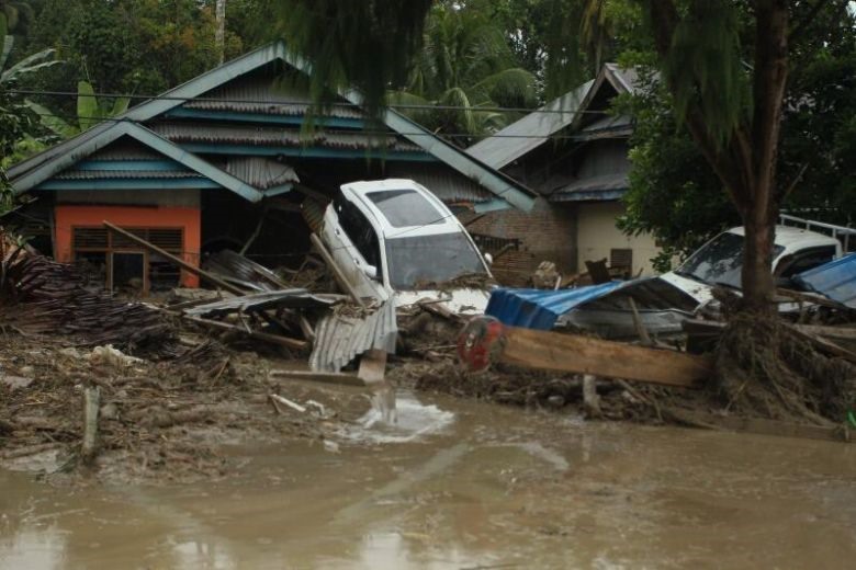  
Lũ quét ở Indonesia khiến nhà người dân bị hư hỏng khá nặng. (Ảnh: AFP)