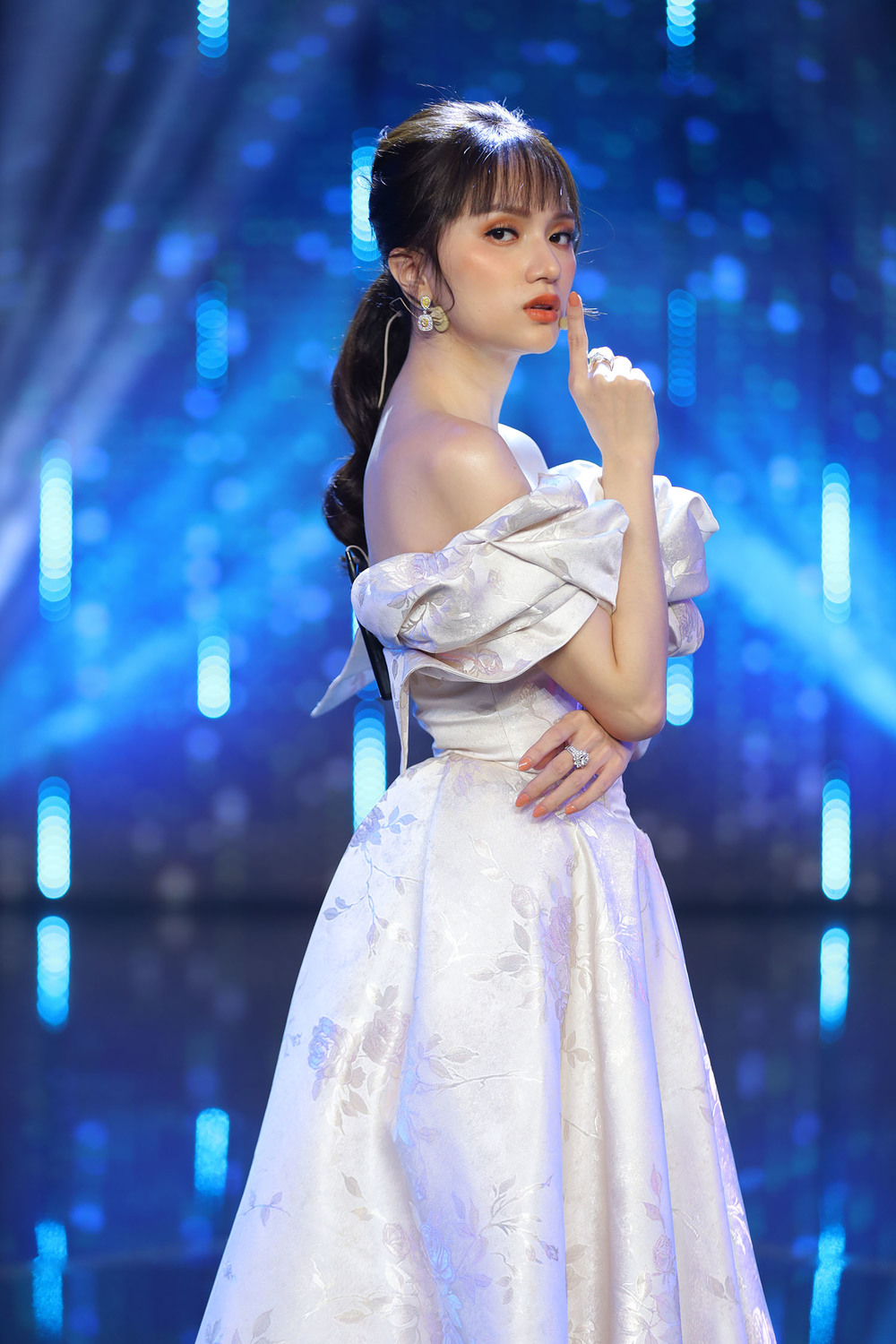  Trước đó, Hoa hậu Hương Giang cũng từng diện bộ váy này khi tham gia chương trình "Người ấy là ai" (Ảnh: FBNV). - Tin sao Viet - Tin tuc sao Viet - Scandal sao Viet - Tin tuc cua Sao - Tin cua Sao