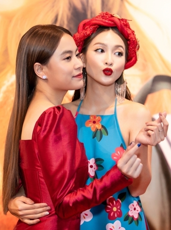  
Hoàng Thùy Linh không ngờ có ngày người em gái thân thiết lại quyết tâm cắt phăng mái tóc dài để phục vụ cho sản phẩm đến vậy (Ảnh: FBNV).