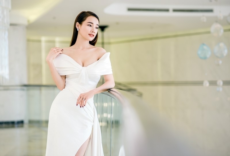
Người đẹp diện chiếc đầm trắng xẻ tà tháng 8/2019, thiết trễ vai khoe trọn xương quai xanh và thân hình thon thả của bà xã Trường Giang. (Ảnh: FBNV)