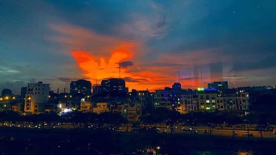 
"Phượng hoàng lửa" xuất hiện trên bầu trời Sài Gòn. (Ảnh: Việt Nam Ơi) 
