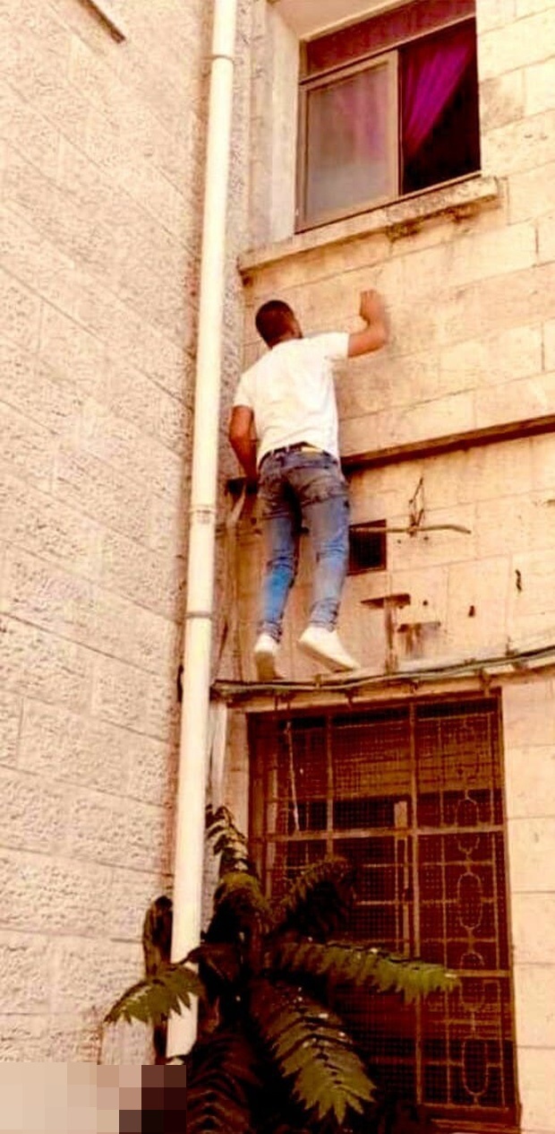  
Hình ảnh Jihad đang cố trèo lên bệ cửa sổ phòng bệnh - nơi có mẹ anh đang nằm điều trị. (Ảnh: Viva)