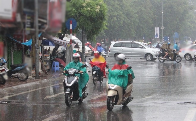  
Mưa lớn khiến nhiều người đi đường phải mặc áo mưa. (Ảnh: VTV)