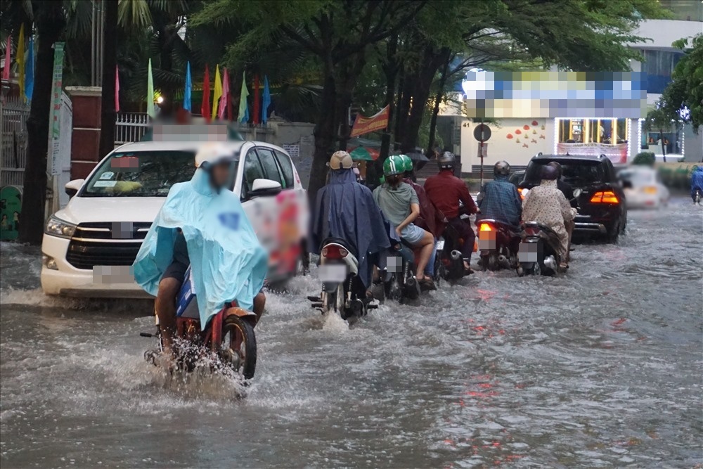  
Một khu vực ở Sài Gòn bị ngập nước sau khi hứng đợt mưa lớn. (Ảnh: Lao Động)