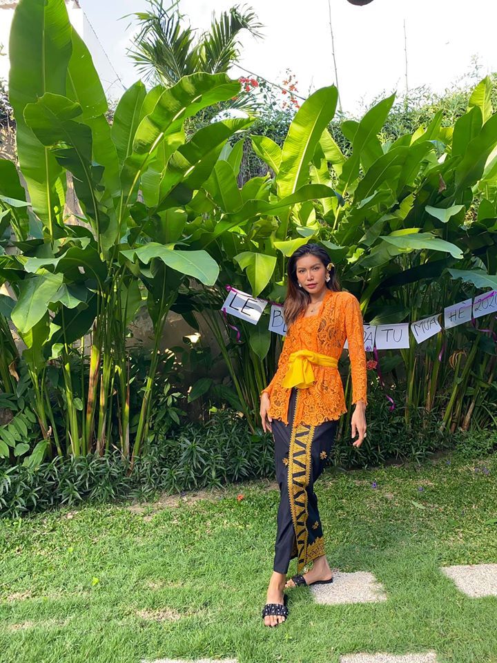 
Minh Tú diện trang phục truyền thống Kebaya của Indonesia. (Ảnh: FBNV)