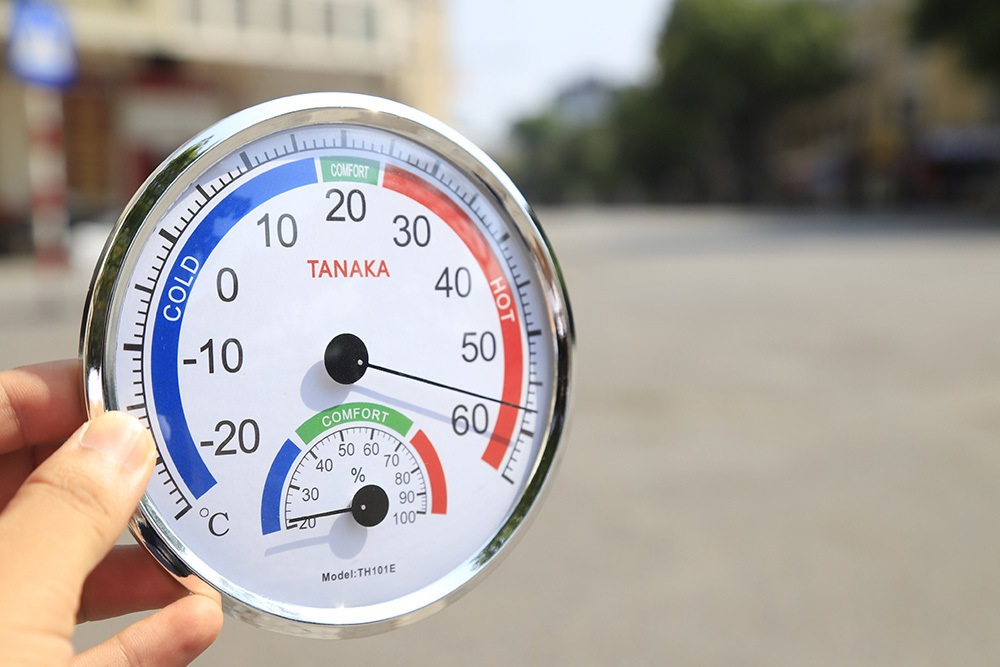  
Mùa hè năm nay cũng nắng nóng kỉ lục với mức nhiệt đo lòng đường giữa trưa đạt đến 60 độ C trong thành phố. Ảnh: VOV