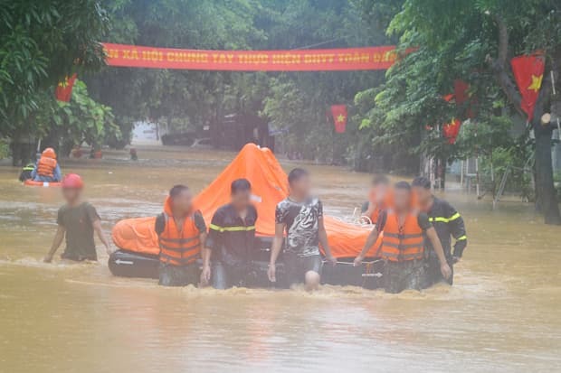  
Lực lượng chức năng tiến hành thực hiện công tác cứu hộ ở Hà Giang. (Ảnh: Báo Hà Giang)
