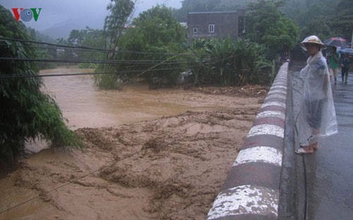  
Tuyến đường ở Lào Cai bị ảnh hưởng do mưa lũ. (Ảnh: VOV)