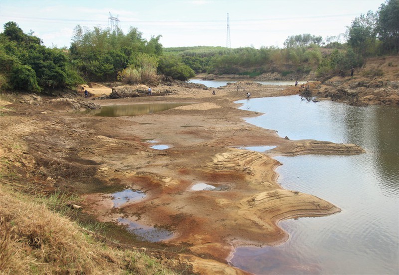  
Một con sông ở khu vực miền Trung bị khô cạn. (Ảnh: Kiến Thức)