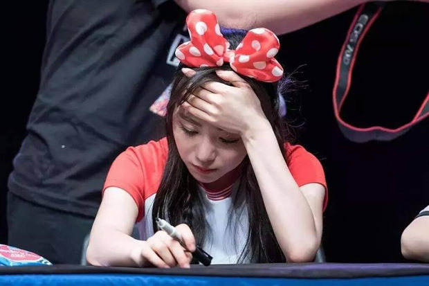  
Mina suy sụp khi bị một người giả làm fan chỉ trích. Ảnh: Twitter