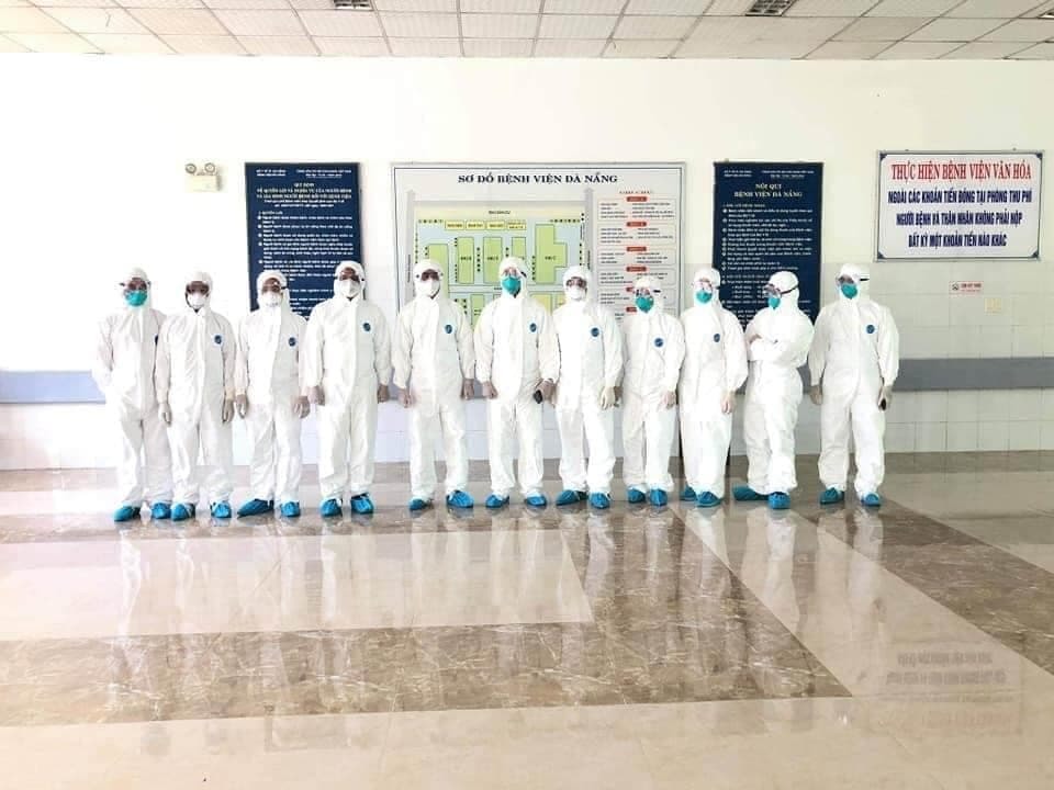  
Các y bác sĩ tại 2 bệnh viện Chợ Rẫy và Bạch Mai có mặt tại Đà Nẵng vào sáng 28/7. (Ảnh: Thanh Niên)