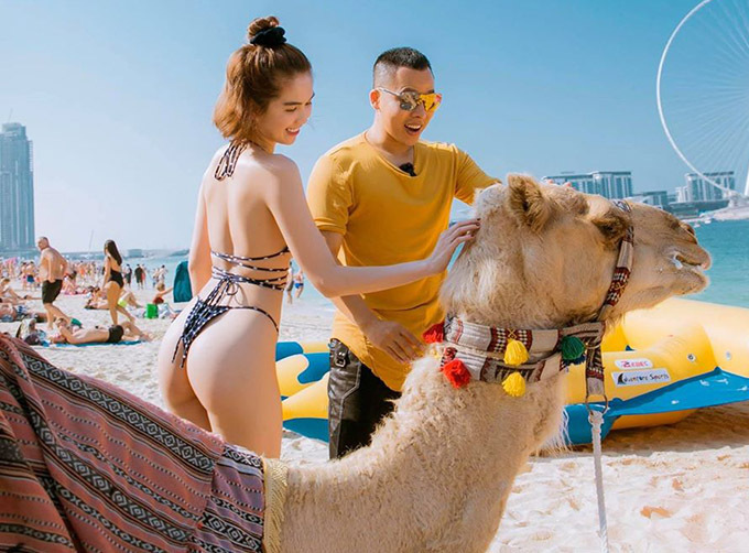  
Ngọc Trinh - Vũ Khắc Tiệp diện đồ bơi cưỡi lạc đà ở Dubai. (Ảnh: FBNV)