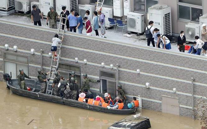  
Lực lượng cứu hộ đã được tăng cường để hỗ trợ người dân. (Ảnh: Reuters)