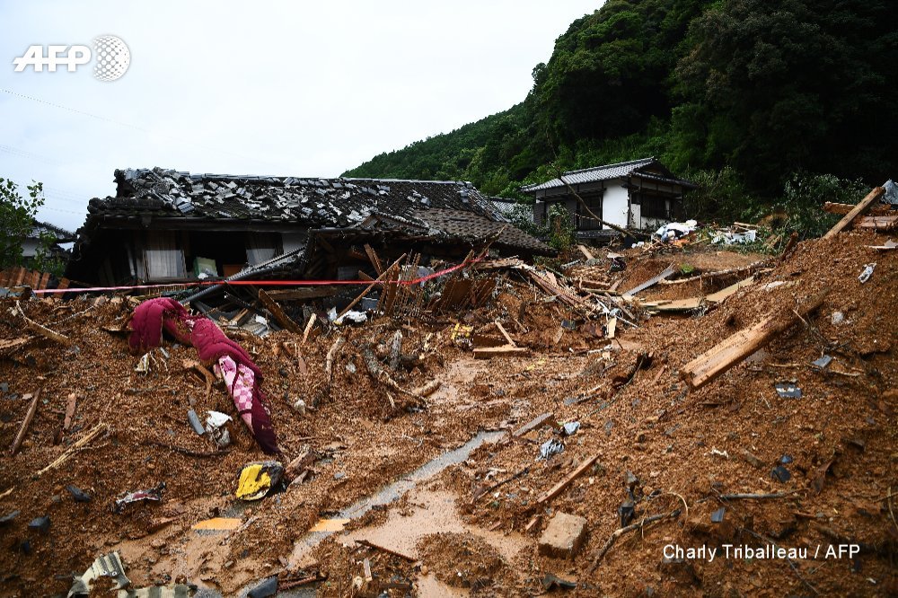  
Nhà của nhiều hộ dân bị phá hủy do sạt lở đất. (Ảnh: AFP)