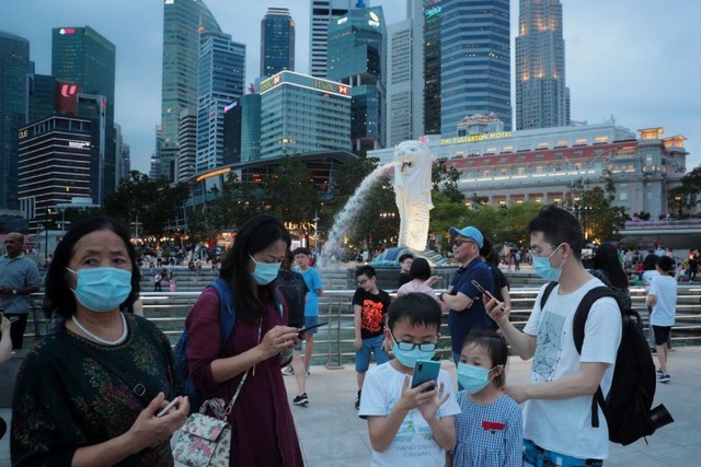 
Tại Singapore và nhiều quốc gia khác đều áp dụng việc đeo khẩu trang nơi công cộng để phòng dịch. (Ảnh: SCMP).​