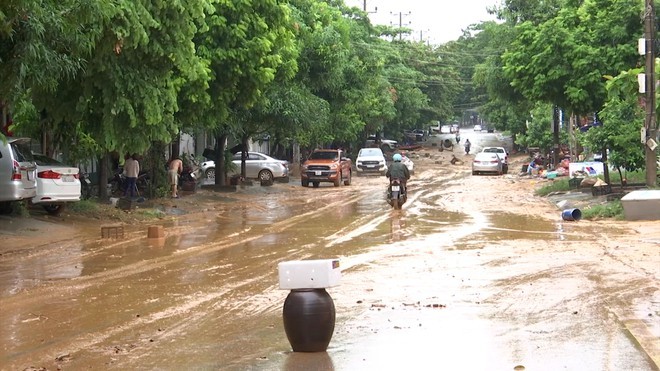 
Đường phố ngập trong bùn sau khi nước rút (Ảnh: Thanh Niên)