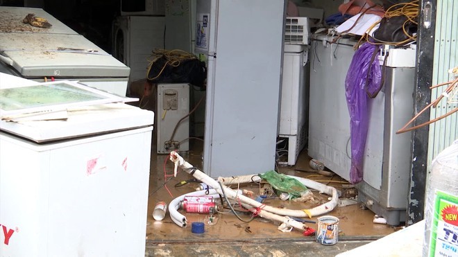  
Nước mưa ngập khiến nhiều đồ dùng của một hộ gia đình bị hư hỏng (Ảnh: Thanh Niên)