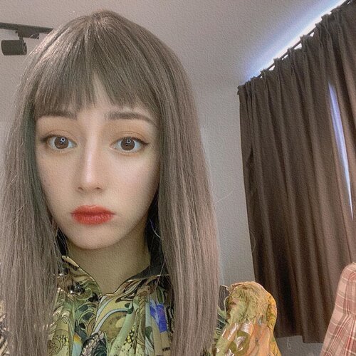  
Địch Lệ Nhiệt Ba khoe kiểu tóc mới trong ảnh selfie. (Ảnh: Weibo).