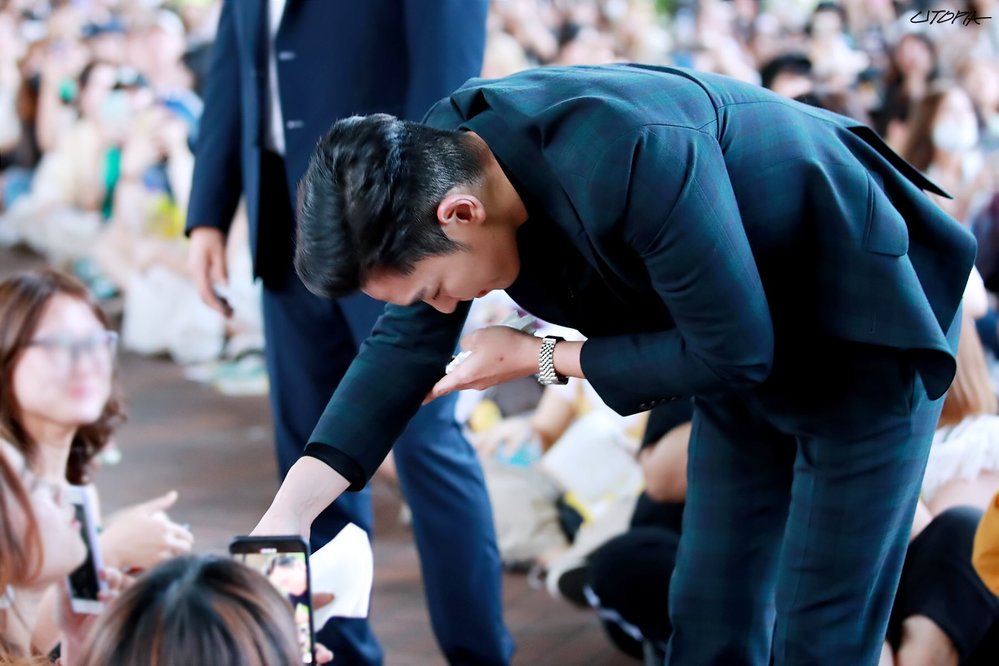  
T.O.P đã bắt tay từng người hâm mộ trong ngày xuất ngũ. Ảnh: Instagram