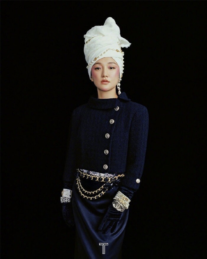  
Bộ trang phục được thiết kế độc đáo càng tôn lên vẻ đẹp sang trọng của Châu Tấn. (Ảnh: T magazine)